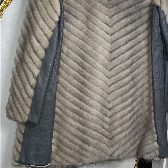 Vntge Mink Fur Coat – Horizontal Chevron Let-Out Construction Silvery Taupe. S/M - Picture 6 of 7